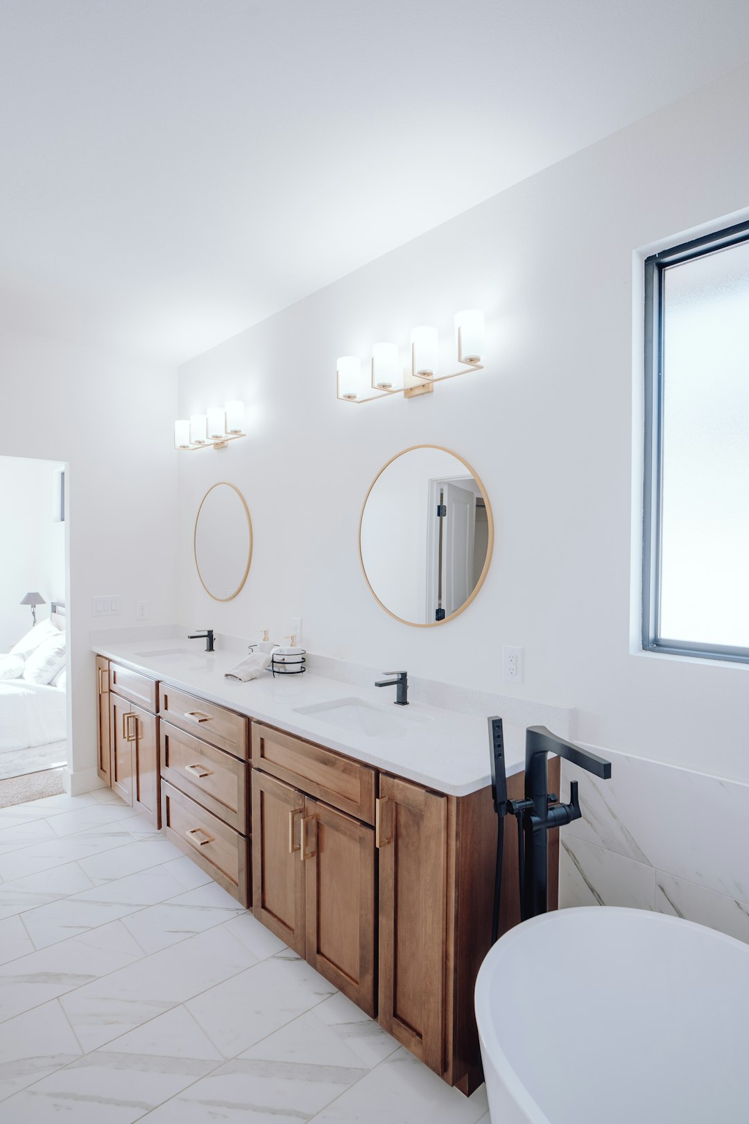 a-bathroom-with-two-sinks-and-a-bathtub-ilylhokkeec