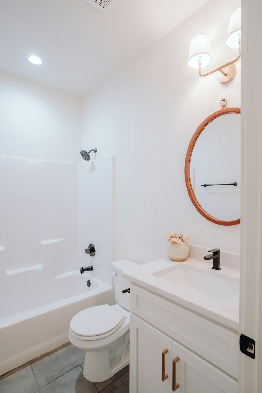 services-02 a-bathroom-with-a-toilet-sink-and-bathtub-h8esbtszims